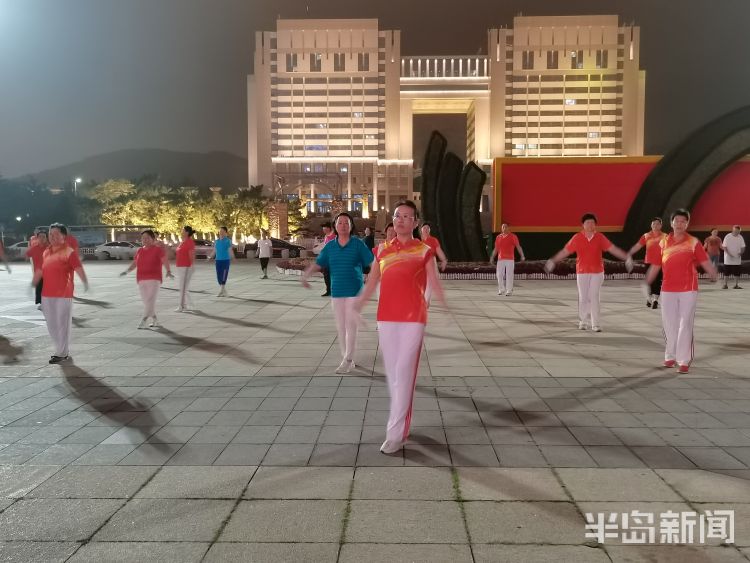 舞步|青岛崂山区世纪广场欢乐的舞步跳起来