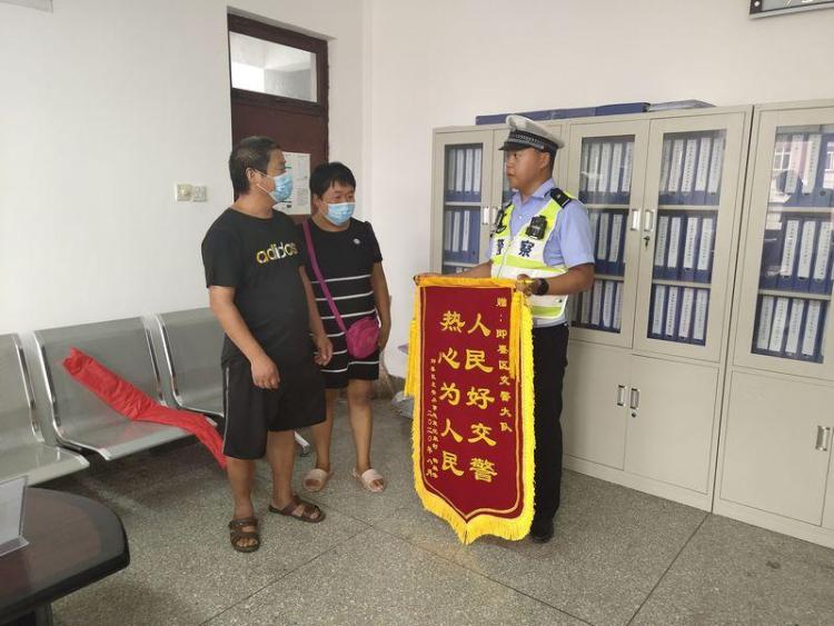 男童|即墨一男童高烧惊厥 交警电话指挥一路优先放行送其就医