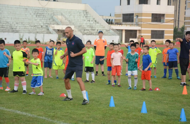 2020|青岛中能2020公益足球夏令营开营 豪华教练团队量身打造专属课程