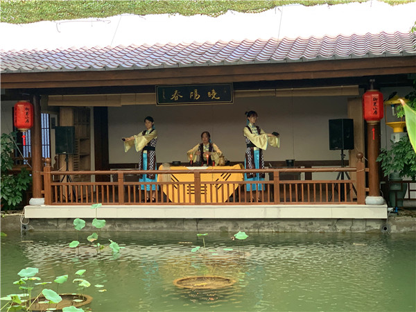 |探访崂山茶龙头企业 两大网络联盟采风团成员学练“铁砂掌”