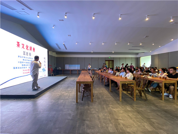 |探访崂山茶龙头企业 两大网络联盟采风团成员学练“铁砂掌”