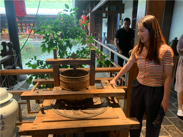 |探访崂山茶龙头企业 两大网络联盟采风团成员学练“铁砂掌”