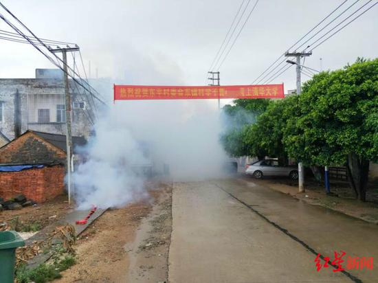 235|男生考235分伪造清华录取通知书父亲开心挂横幅办酒宴 结果因错别字露馅