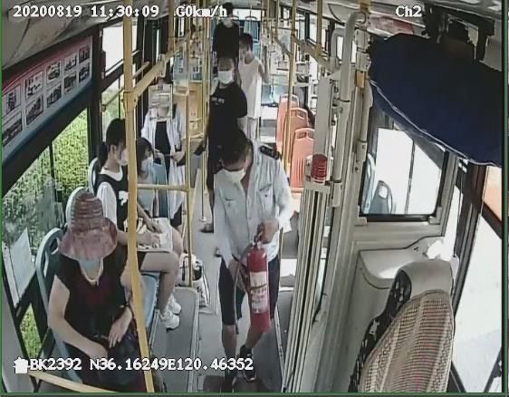 接力|李沧区惠水路一私家车起火 热心市民接力救援