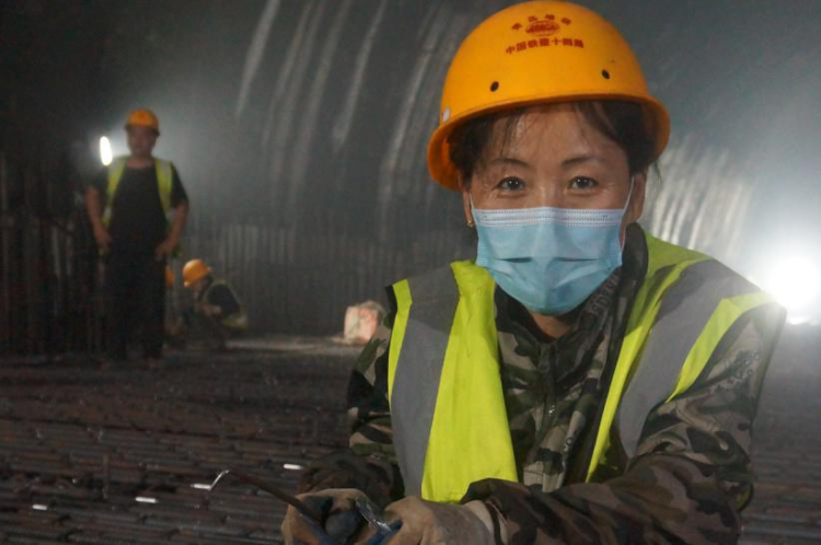 30|“暑”你最美！30℃+地铁人挥汗如雨坚守岗位