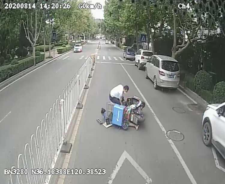 外卖|外卖骑手不慎摔倒被压在车下 过路市民急速救援