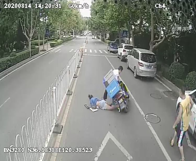 外卖|外卖骑手不慎摔倒被压在车下 过路市民急速救援