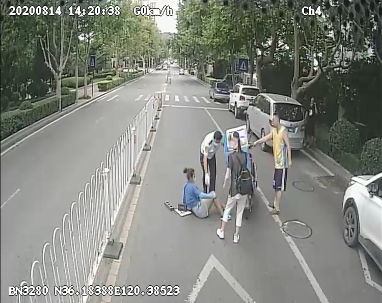 外卖|外卖骑手不慎摔倒被压在车下 过路市民急速救援