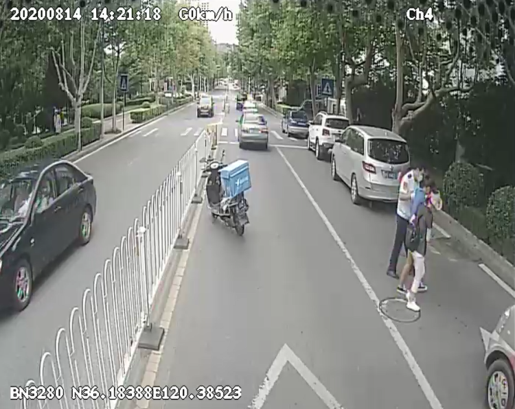 外卖|外卖骑手不慎摔倒被压在车下 过路市民急速救援