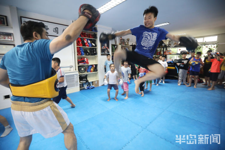 假期|大尧三路精英散打武馆：学员练习散打 一招一式十分认真