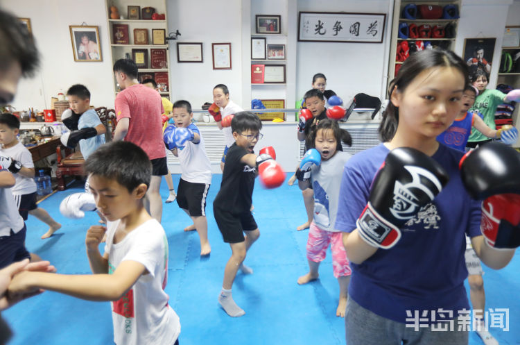 假期|大尧三路精英散打武馆：学员练习散打 一招一式十分认真