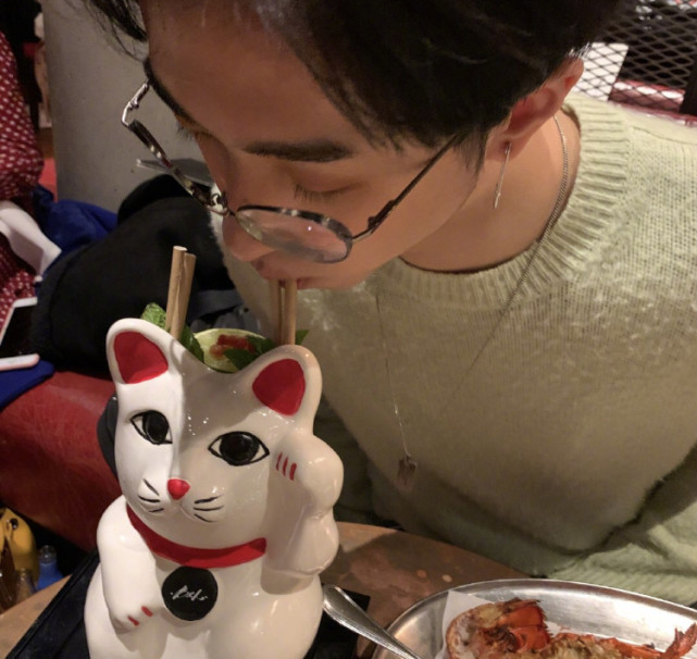 |庾澄庆晒18岁大儿子礼物 手捧爱子画作满脸骄傲
