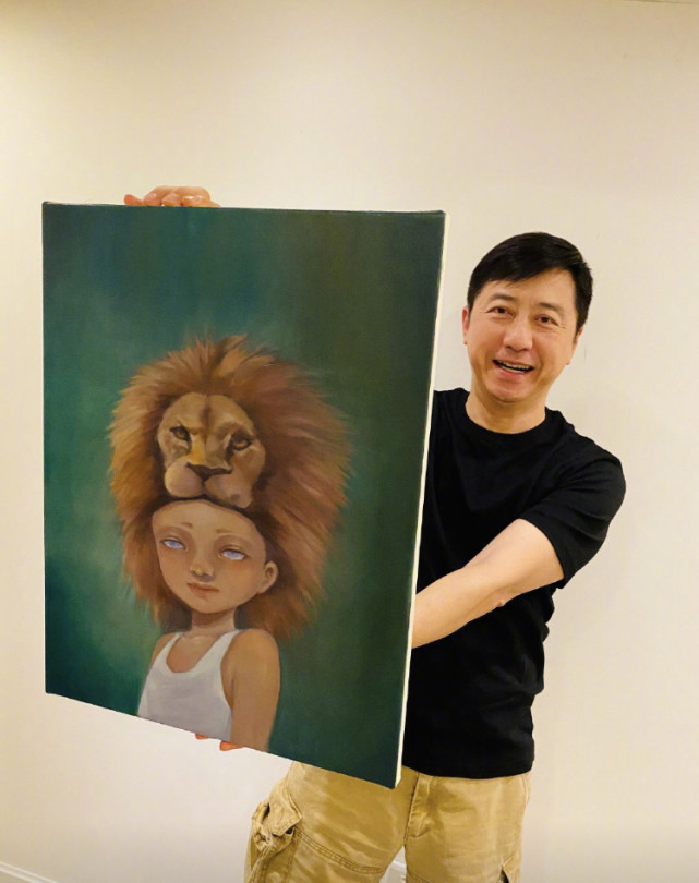 |庾澄庆晒18岁大儿子礼物 手捧爱子画作满脸骄傲