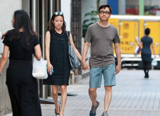 |庾澄庆晒18岁大儿子礼物 手捧爱子画作满脸骄傲