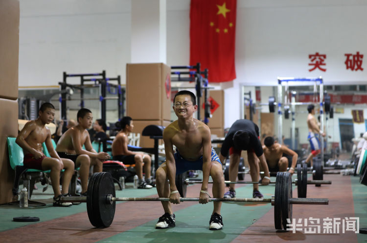 负重|青岛市体校举重馆：为梦想负重的少年