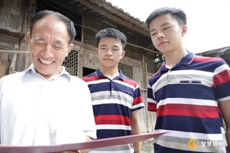 笑醒|湖南双胞胎学霸分别被北大、清华录取 父母做梦都笑醒了