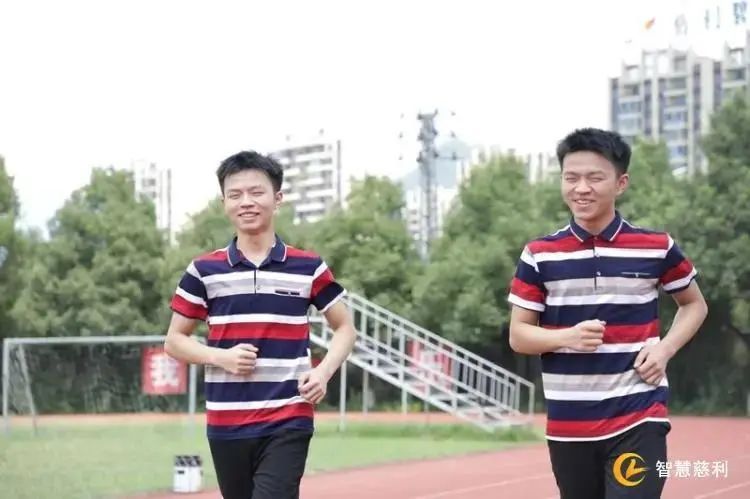 笑醒|湖南双胞胎学霸分别被北大、清华录取 父母做梦都笑醒了