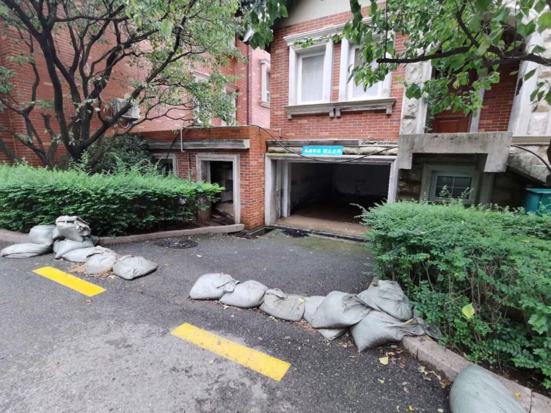 |青岛西海岸新区湛园海德公园小区地下车库被淹车辆被泡 业主恼了：损失谁负责