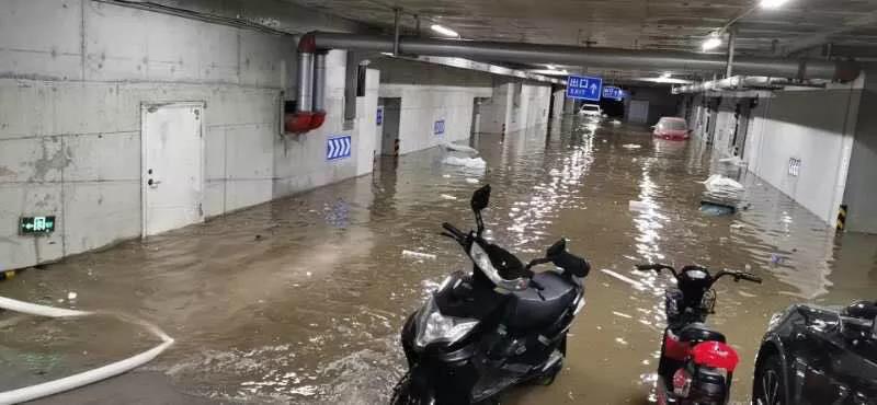 |青岛西海岸新区湛园海德公园小区地下车库被淹车辆被泡 业主恼了：损失谁负责