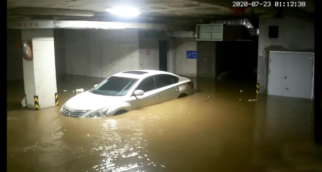 |青岛西海岸新区湛园海德公园小区地下车库被淹车辆被泡 业主恼了：损失谁负责