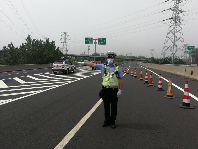 警我代|“焦”警我代“炎” 青岛交警高温天气里守护平安