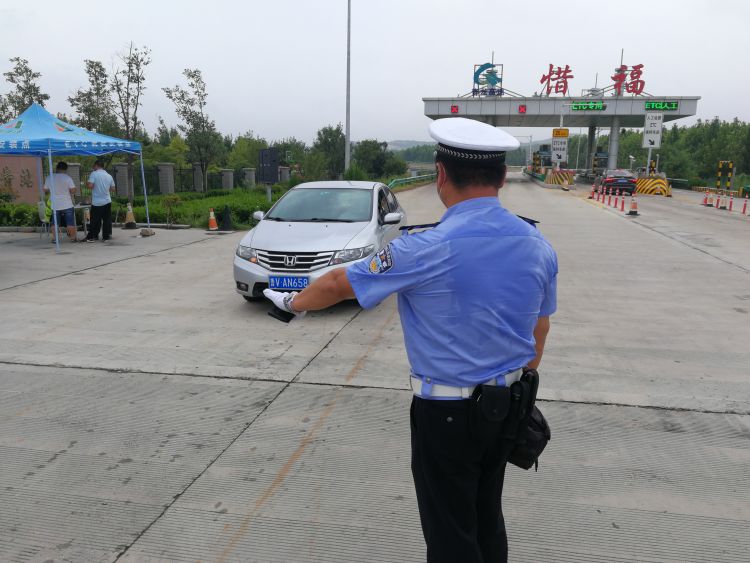 警我代|“焦”警我代“炎” 青岛交警高温天气里守护平安