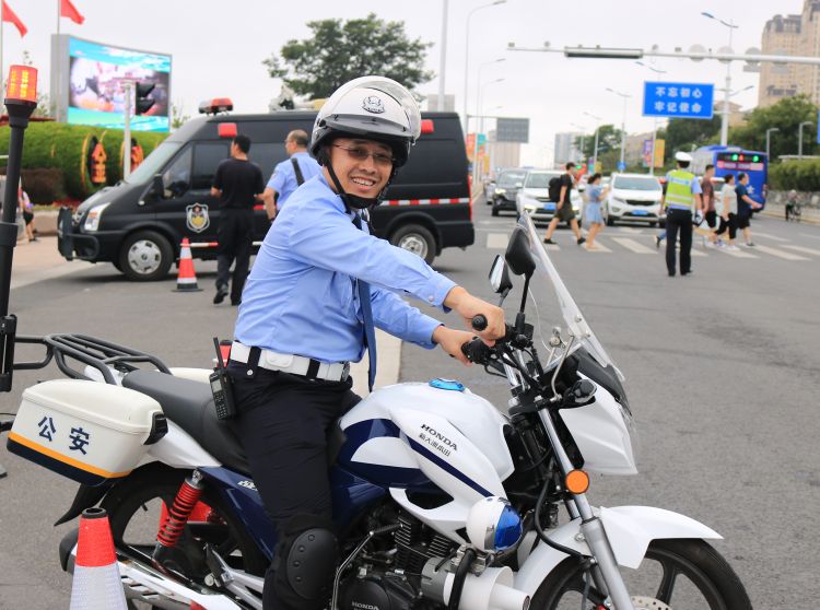 警我代|“焦”警我代“炎” 青岛交警高温天气里守护平安