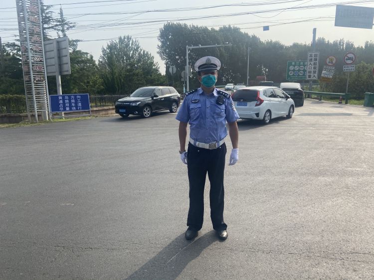 警我代|“焦”警我代“炎” 青岛交警高温天气里守护平安