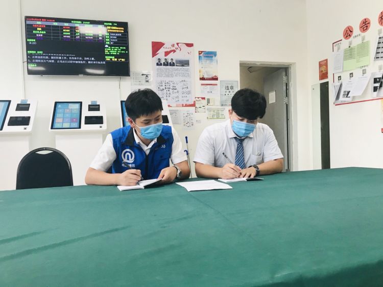 15|15秒救下乘客！这俩地铁司机危急时刻的神速反应亮了