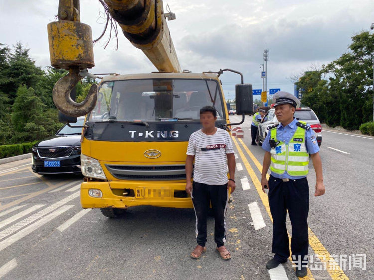 替工|驾照考了三年没过 青岛一男子替工“代驾”遇到交警