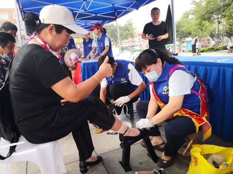 李村|炎炎夏日 爱心志愿大集火遍青岛李村公园