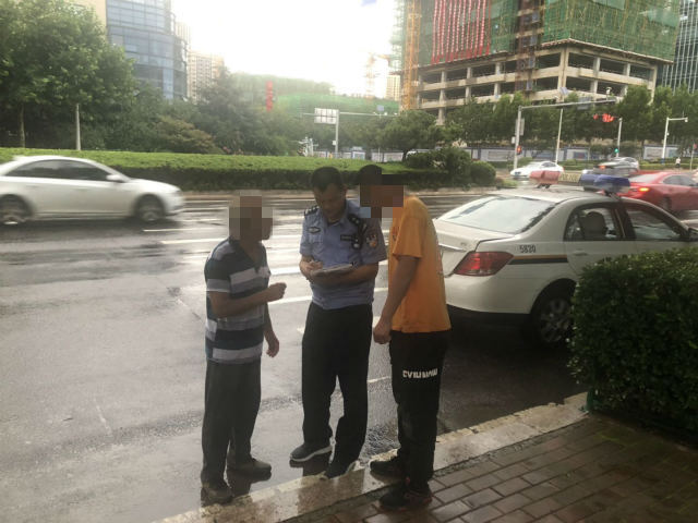 帮其|青岛枣山家园小区内一男子淋雨叫也不走 民警耐心帮其找回家