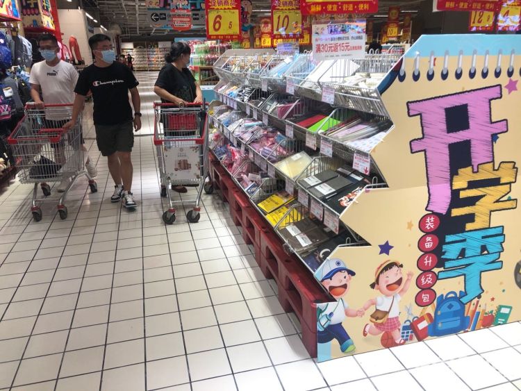 开学|青岛中小学开学临近 家长忙碌为孩子“升级装备”