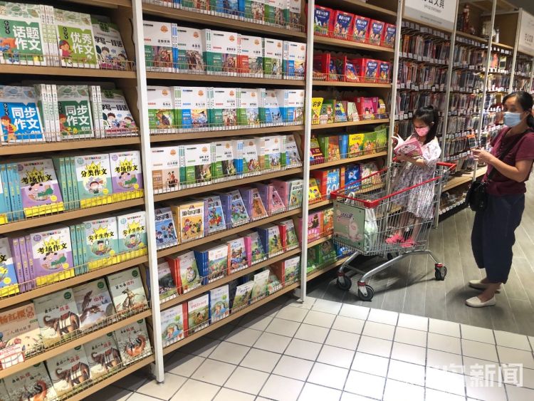 开学|青岛中小学开学临近 家长忙碌为孩子“升级装备”