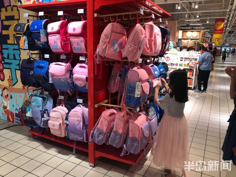 开学|青岛中小学开学临近 家长忙碌为孩子“升级装备”