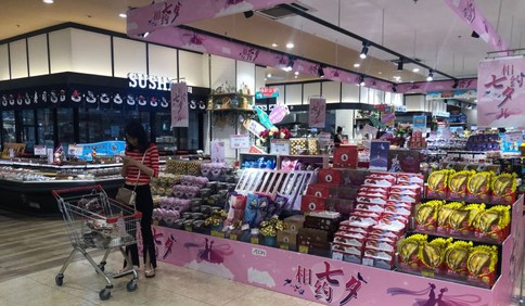 青島：甜蜜七夕“金色玫瑰”來(lái)扮 商超內(nèi)已開(kāi)始營(yíng)造浪漫氣息
