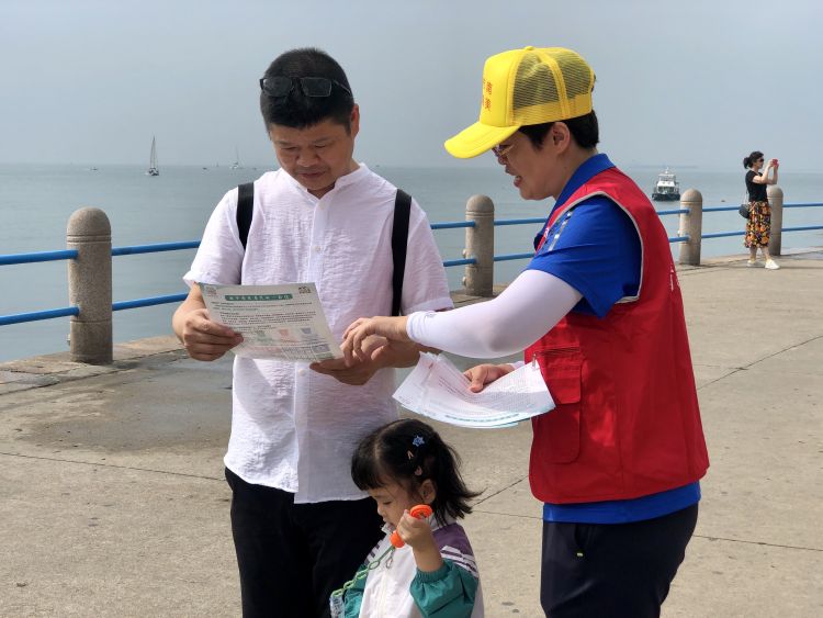 针线包|带着小药箱、拿着针线包……青岛海滨风景区多了一群志愿者