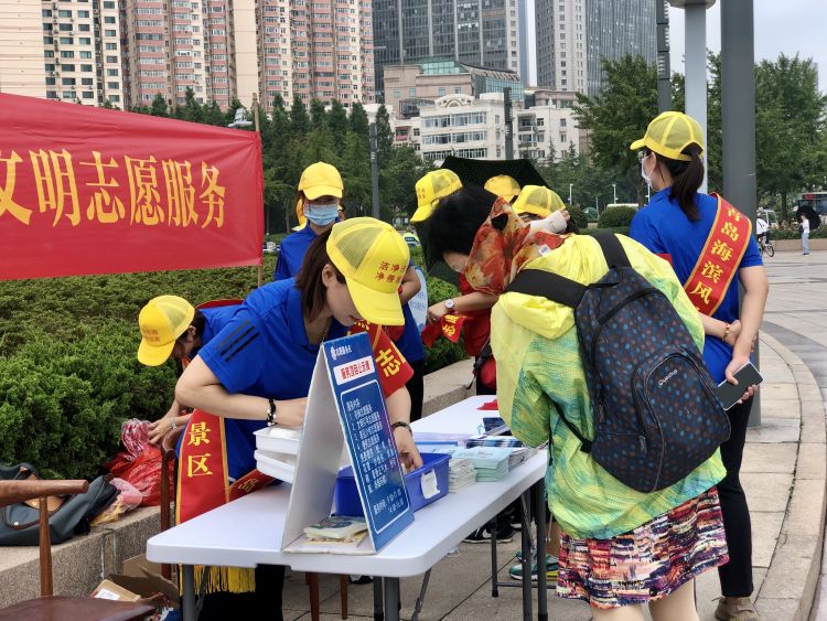 针线包|带着小药箱、拿着针线包……青岛海滨风景区多了一群志愿者