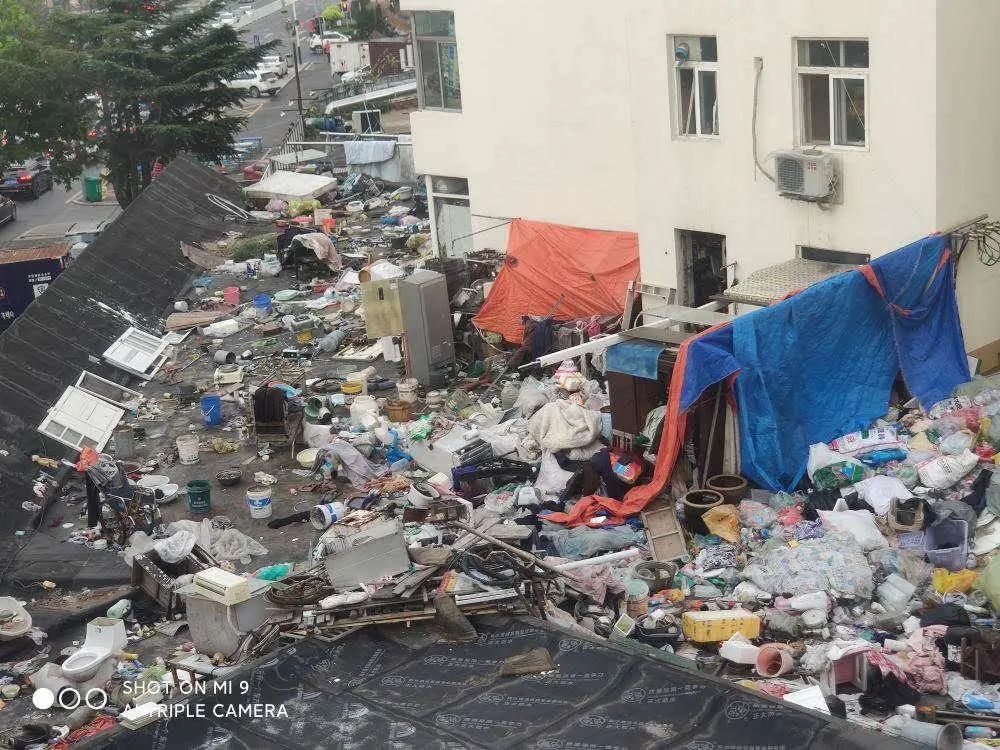 卫生死角|青岛水清沟二小区一处天台变“垃圾场” 市区协同迅速解决卫生死角烦心事