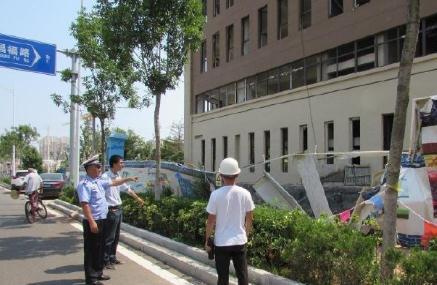 市北|工地围栏广告牌倒塌占用人行道 青岛市北交警约谈施工企业