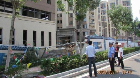 市北|工地围栏广告牌倒塌占用人行道 青岛市北交警约谈施工企业