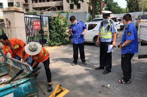 私占|青岛市北交警联合城管治理私占车位违法行为