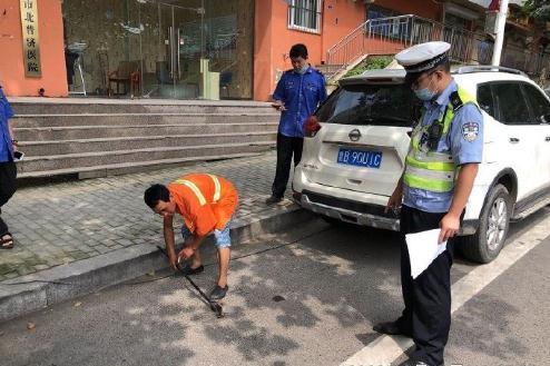 私占|青岛市北交警联合城管治理私占车位违法行为