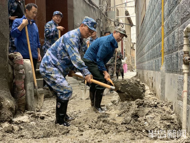 一线|滑坡、坍塌、滚石、泥石流 他们在扶贫一线又奔赴抗灾一线