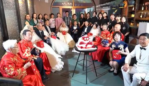 32對金婚老人集體拍攝婚紗照 七夕前重溫浪漫時光