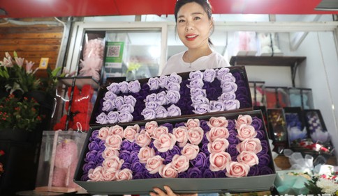 青島南山花卉市場(chǎng)：創(chuàng)意滿滿 花店業(yè)主忙碌備戰(zhàn)七夕情人節(jié)