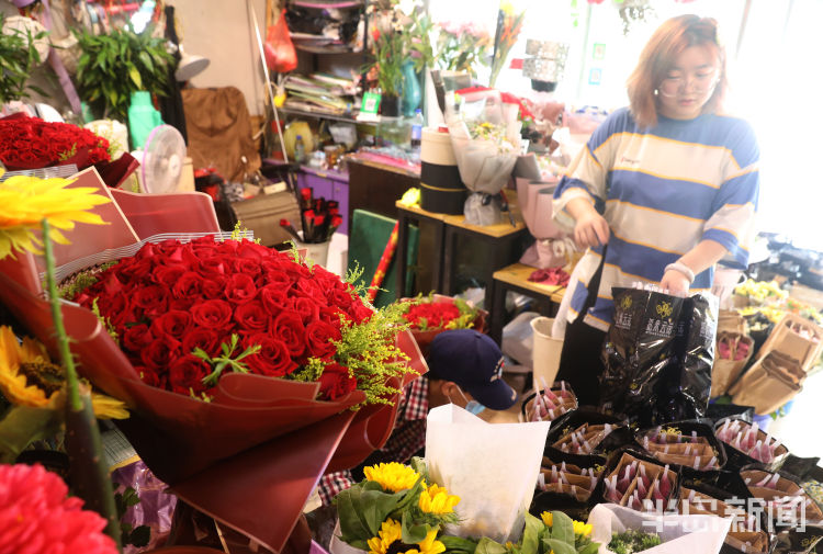 七夕|青岛南山花卉市场：创意满满 花店业主忙碌备战七夕情人节