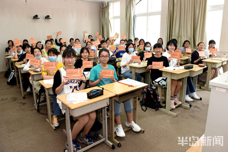 太走心|录取通知书太走心！青岛十七中毕业生给学弟学妹送出“开学惊喜”