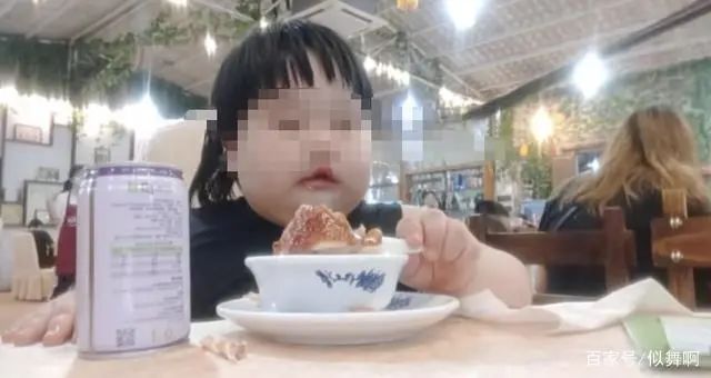 吃播|3岁女童做“吃播”被父母喂到70斤 账号遭平台封禁