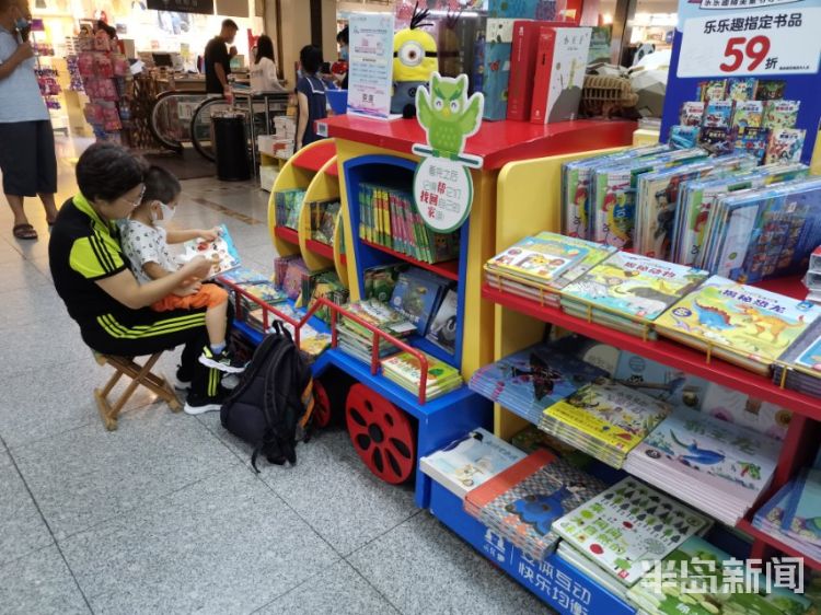 书海|青岛中小学生即将下周开学 不少学生来书城选购新书